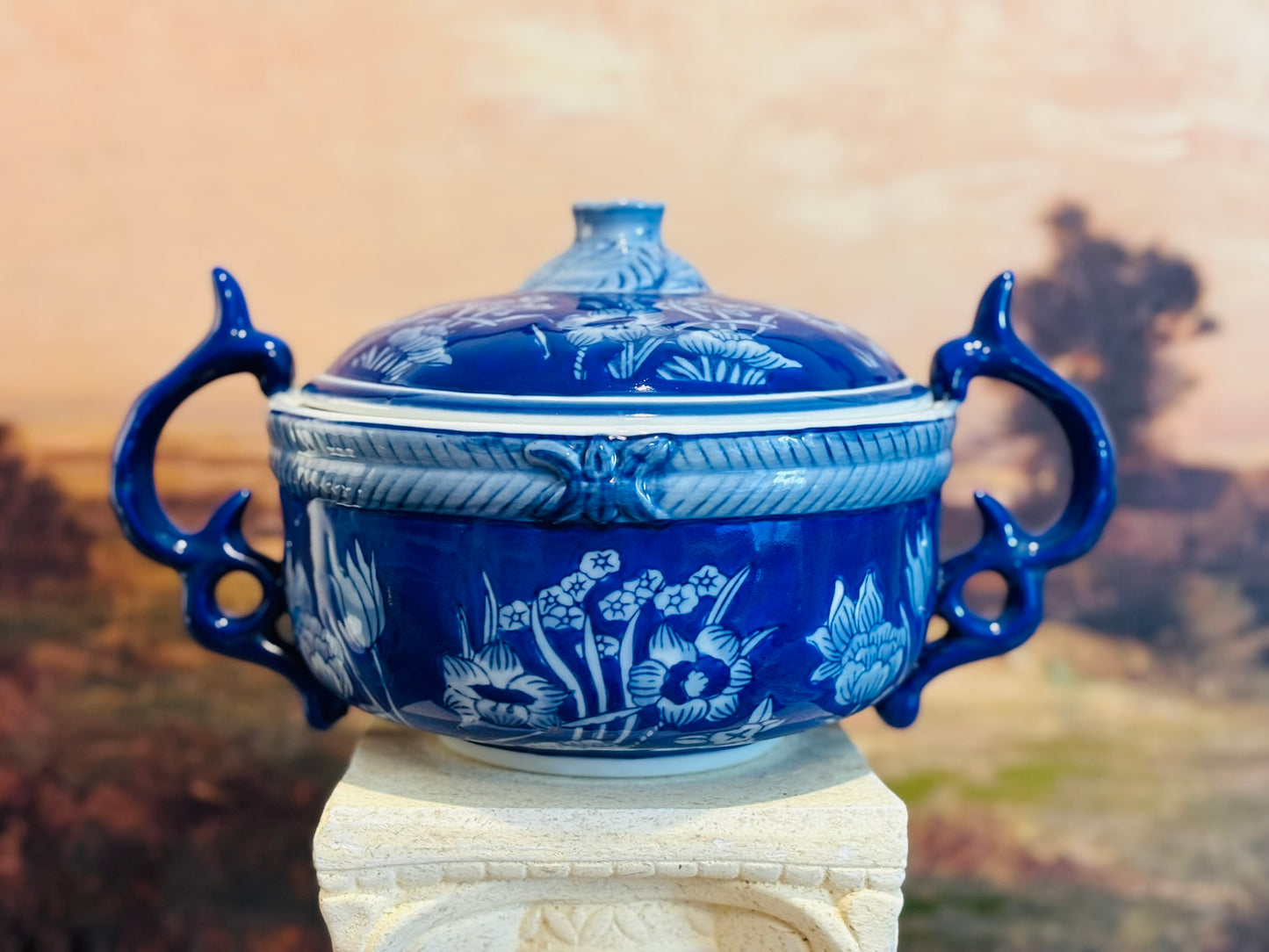 Aprie Comeee Blue and White Lidded Pot 12 w 8 d 6.25 h