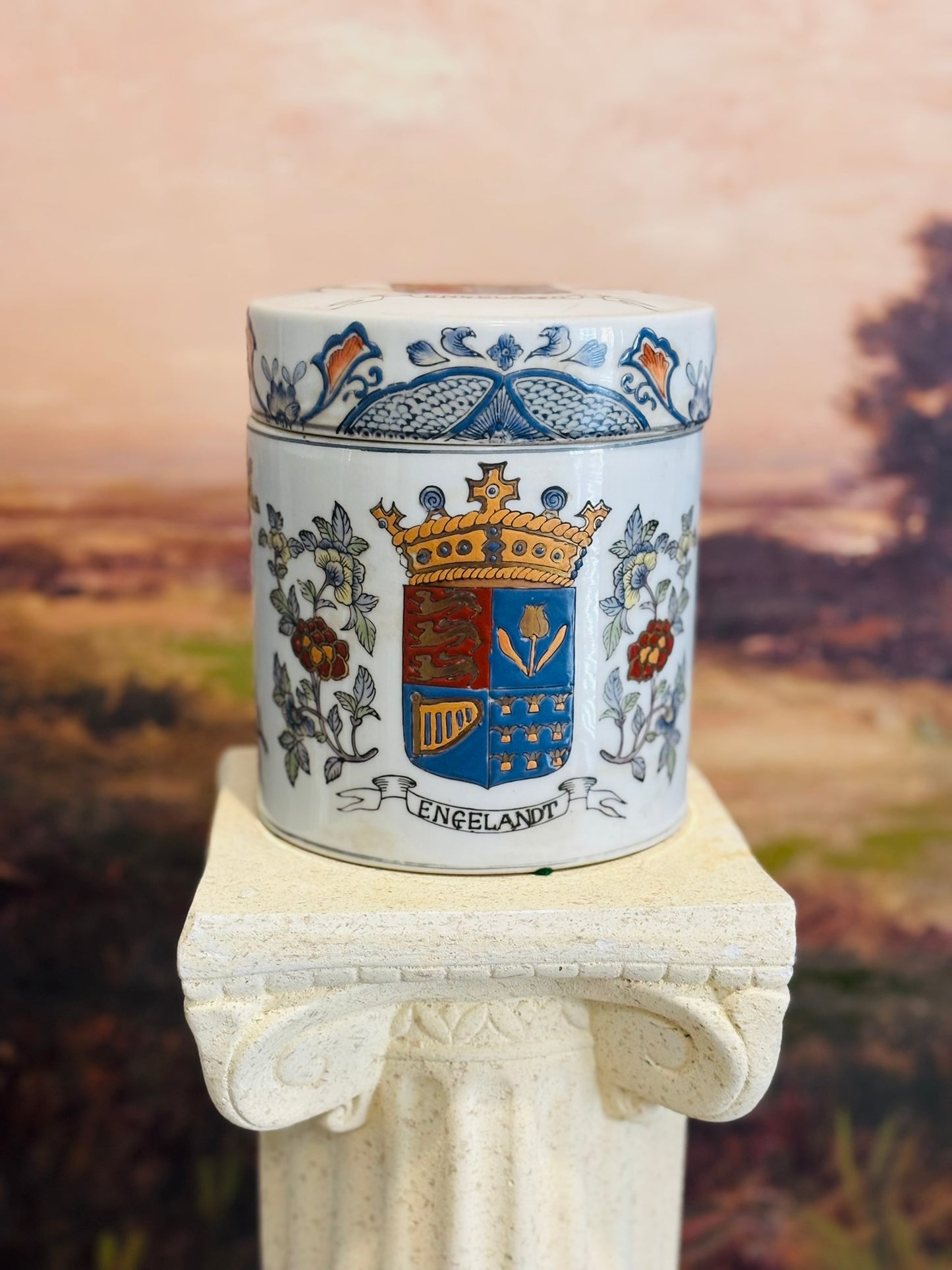 Macau Engelandt Heraldic tobacco jar