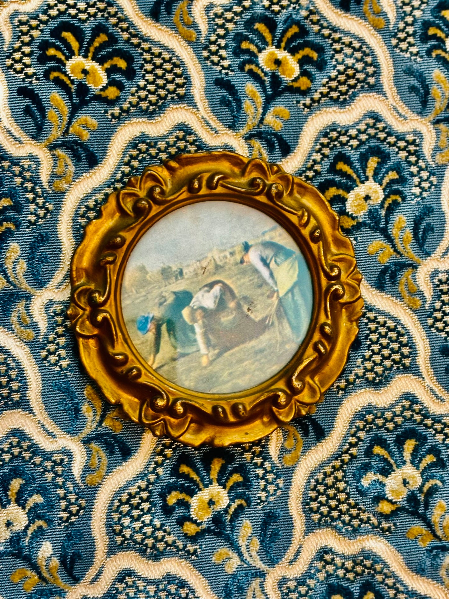Round ornate frame with vintage print 5 w