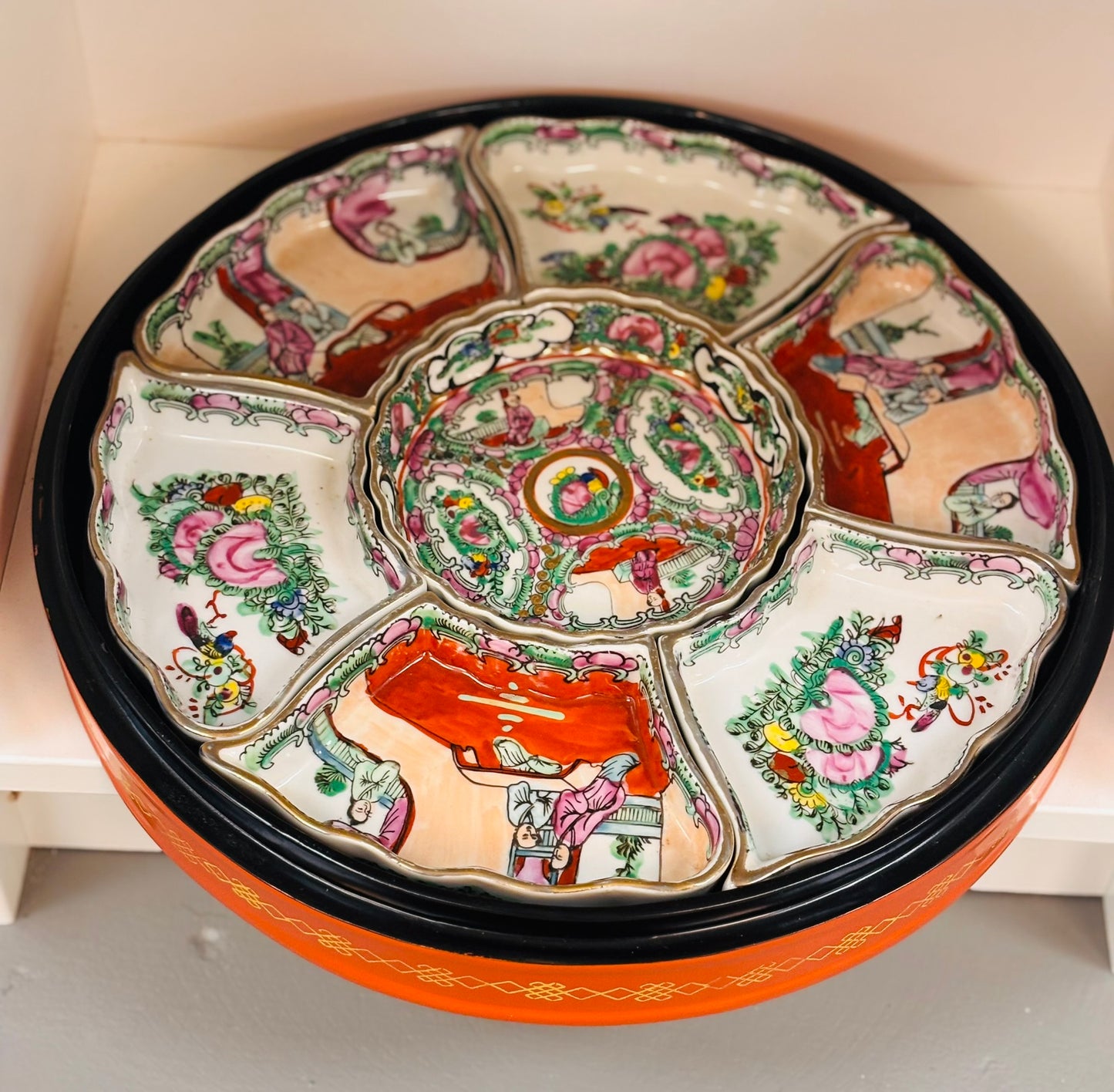 Large Chinese Export Famille Rose covered sweetmeat dish 11.5 w with 6 dividers