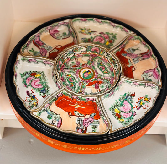 Large Chinese Export Famille Rose covered sweetmeat dish 11.5 w with 6 dividers