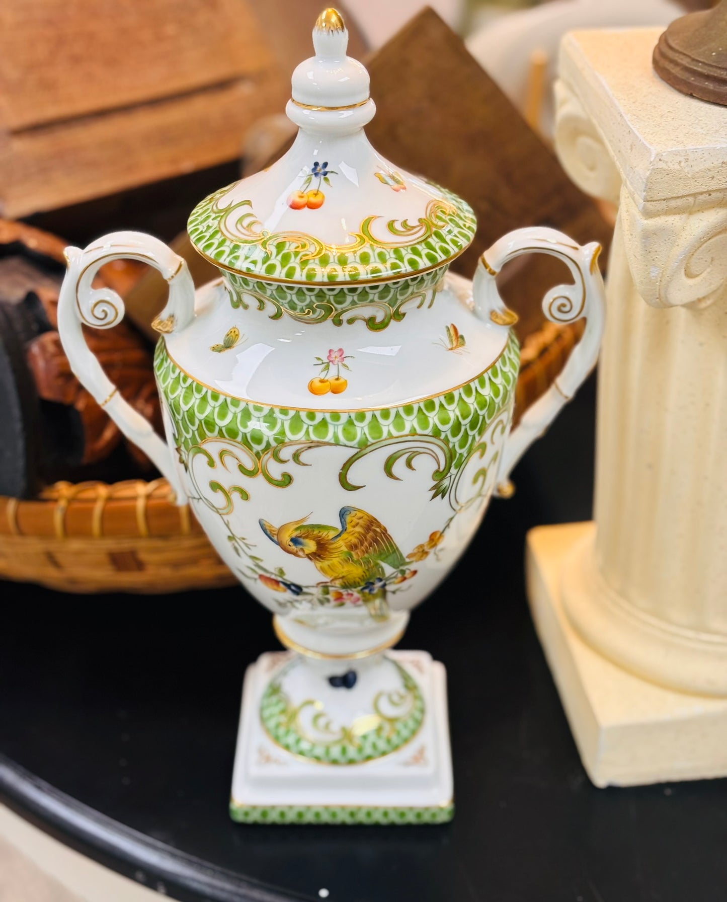 Speer Collectible Green and White Urn 14.5 h