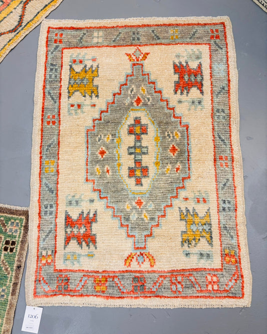 Vintage-Inspired Turkish Rug 28 x 39