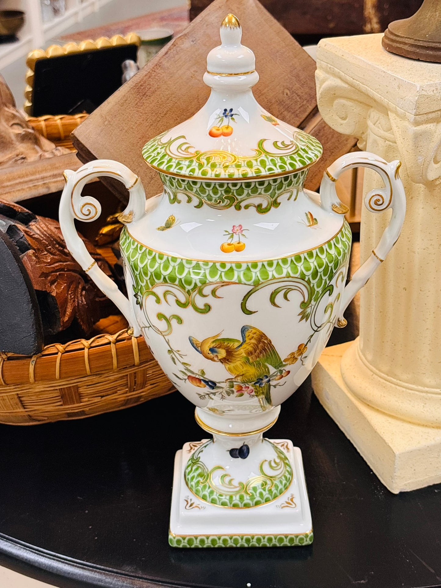 Speer Collectible Green and White Urn 14.5 h