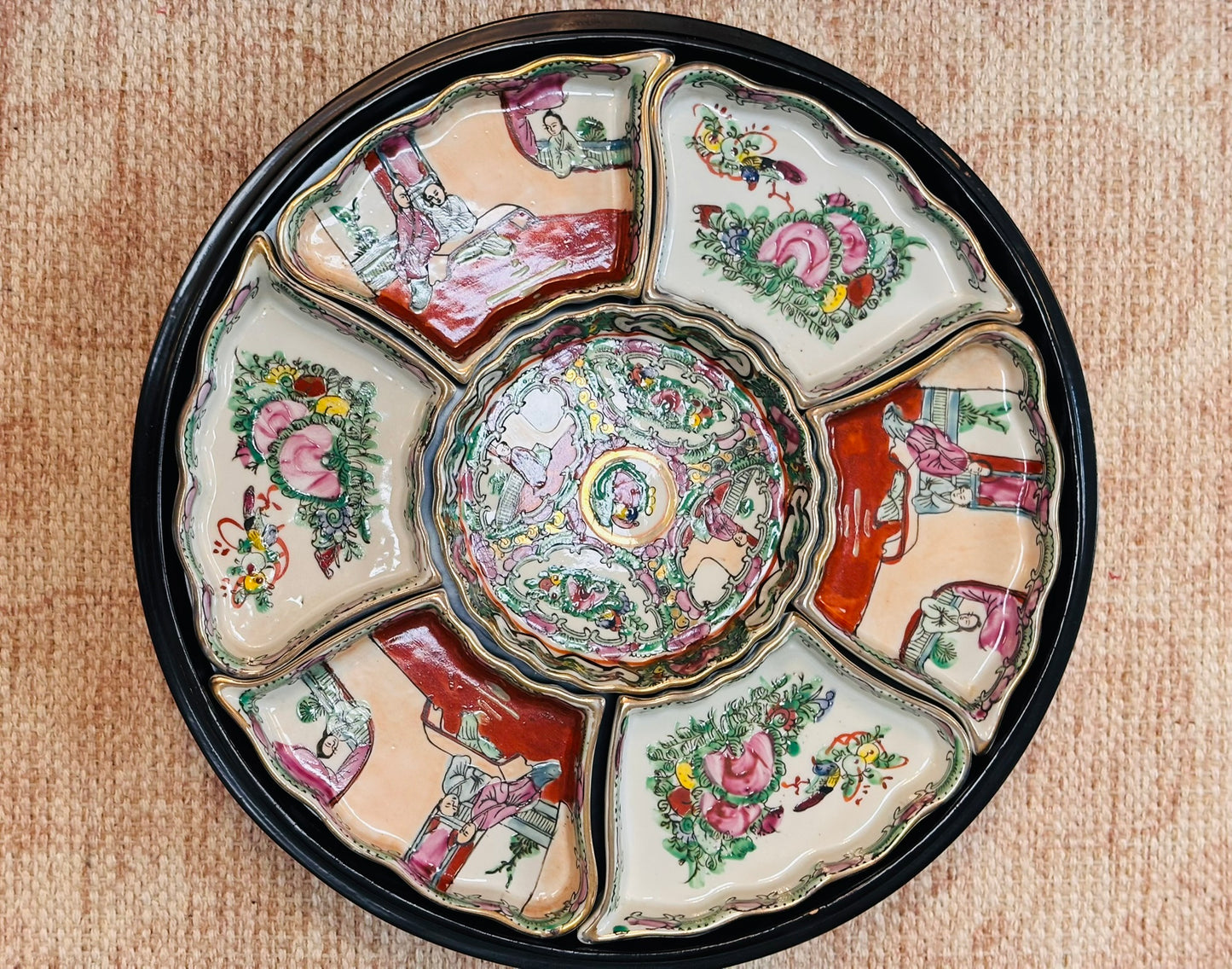Large Chinese Export Famille Rose covered sweetmeat dish 11.5 w with 6 dividers