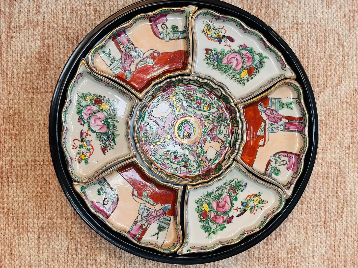 Large Chinese Export Famille Rose covered sweetmeat dish 11.5 w with 6 dividers