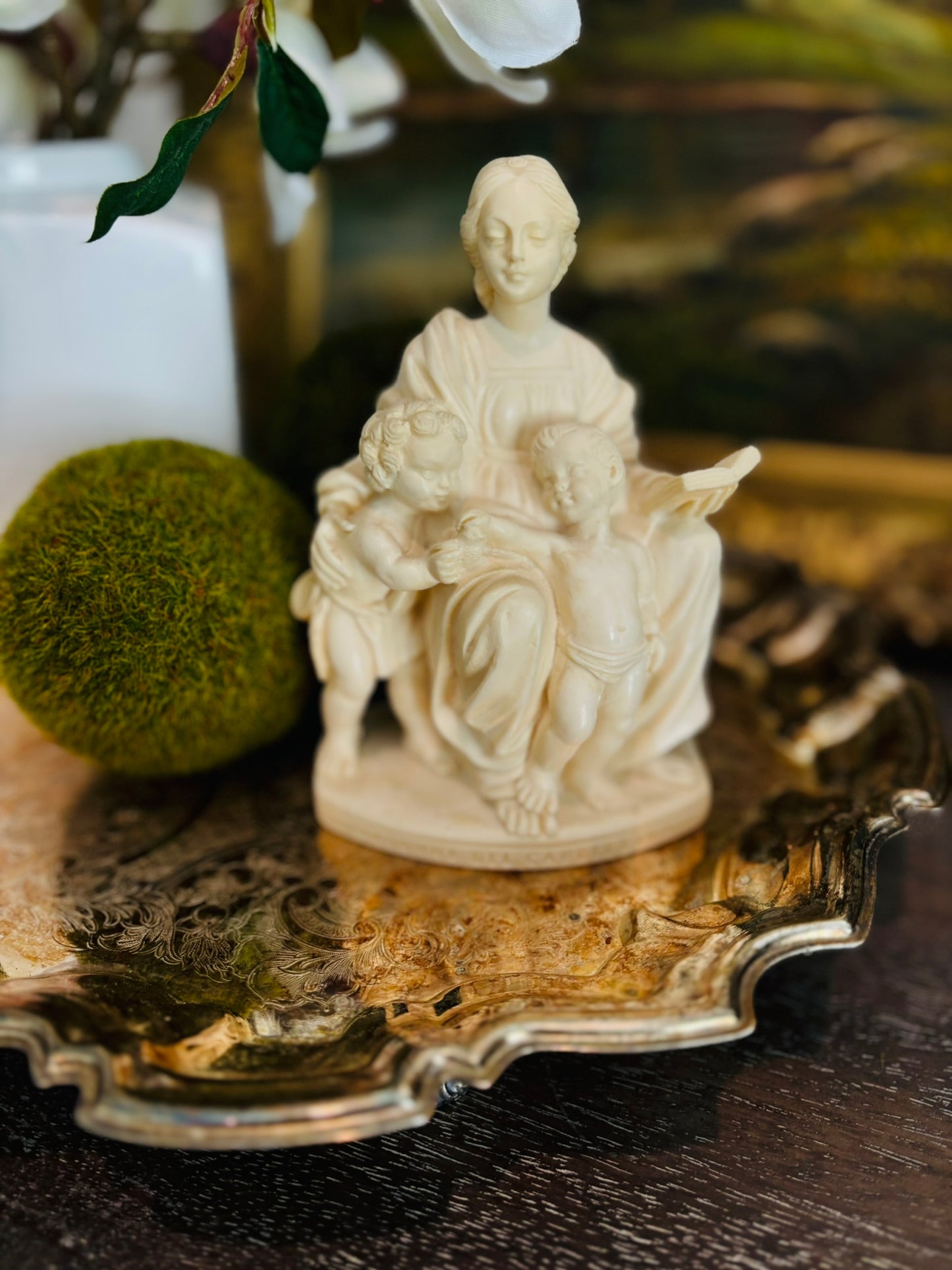 Figurine Madonna del Cardellino with 2 cherub babies reading a book