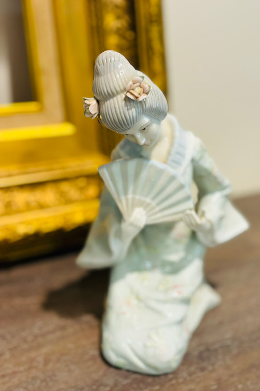 Vintage Geisha figurine 5 d 8 h 3.25 w