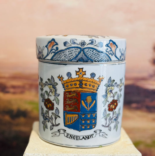 Macau Engelandt Heraldic tobacco jar