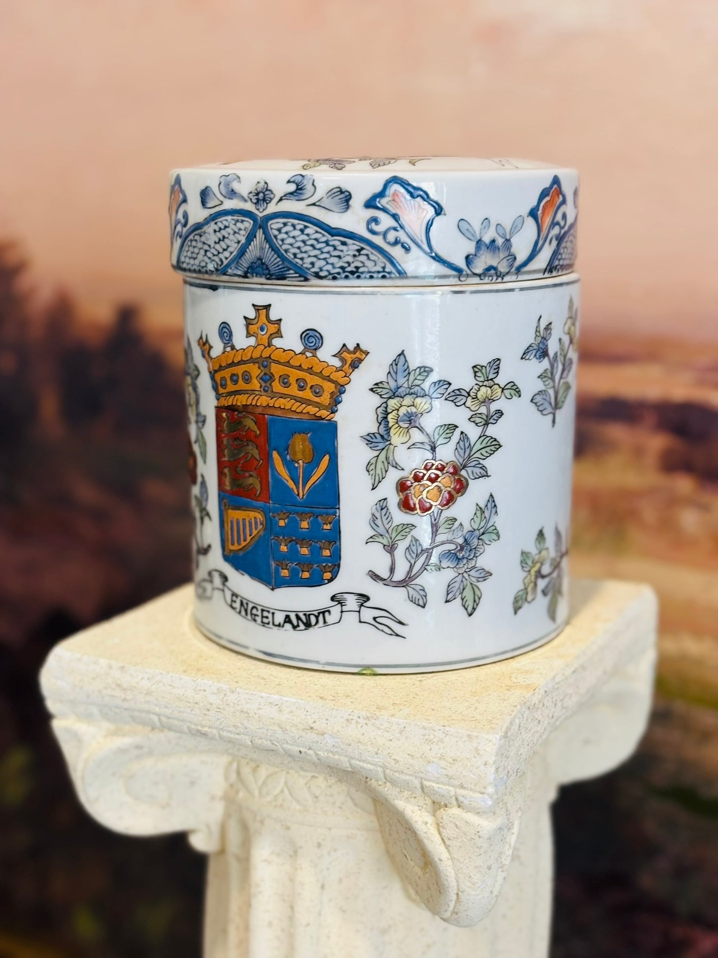 Macau Engelandt Heraldic tobacco jar