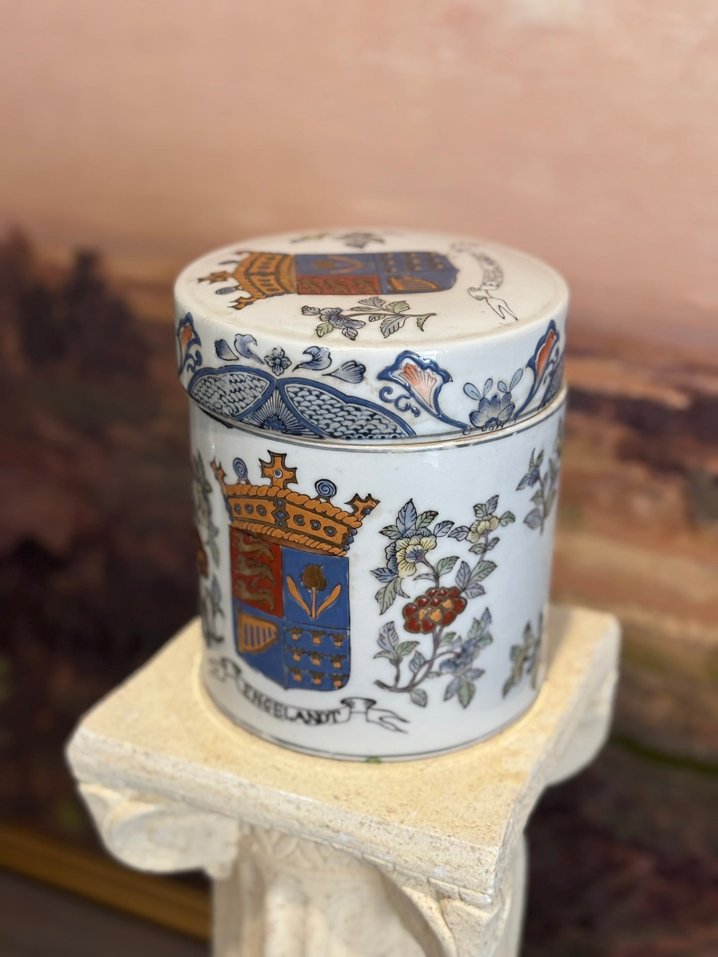 Macau Engelandt Heraldic tobacco jar